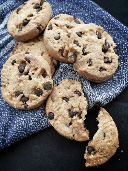 Staplade chocolate chip cookies — Stockfoto