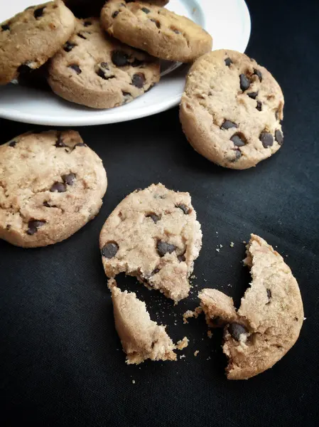 Staplade chocolate chip cookies — Stockfoto