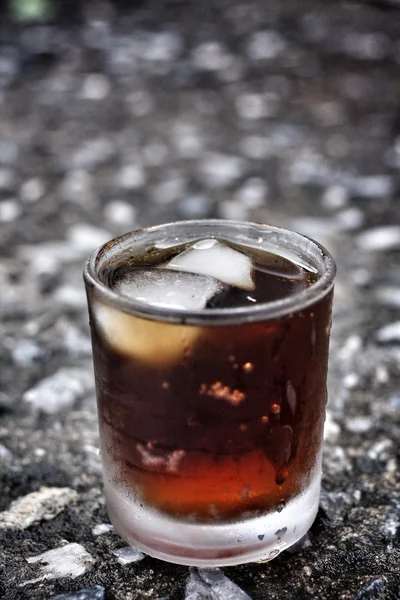 Cola mit Eiswürfeln — Stockfoto