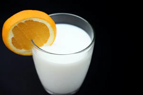 Melk met oranje fruit — Stockfoto