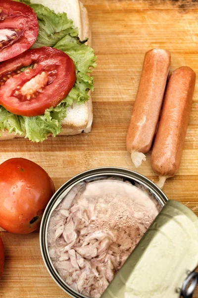 Making tuna sandwich — Stock Photo, Image