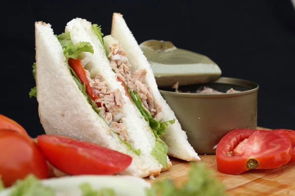 Making tuna sandwich — Stock Photo, Image