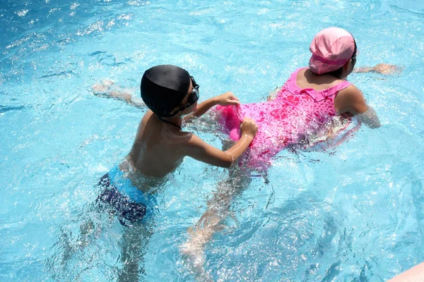 Spelende kinderen — Stockfoto