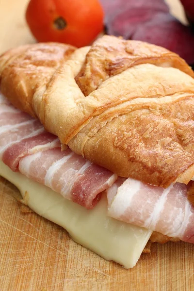 Cruasán fresco con jamón y queso — Foto de Stock