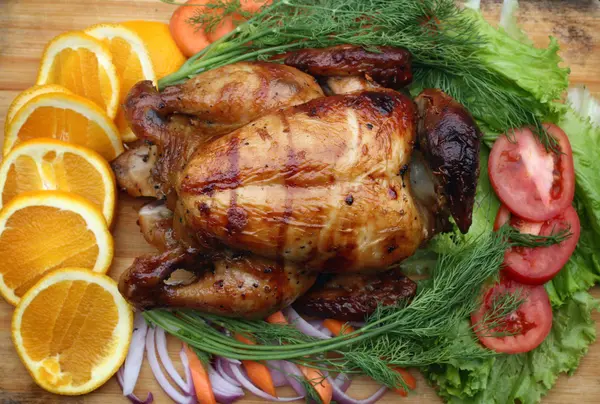 Whole roasted chicken with fresh vegetables — Stock Photo, Image