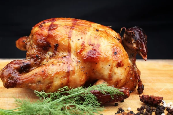 Whole roasted chicken with fresh vegetables — Stock Photo, Image