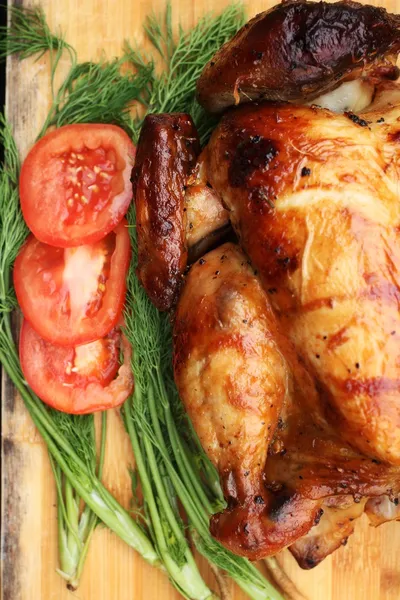 Egész sült csirke, friss zöldségekkel — Stock Fotó