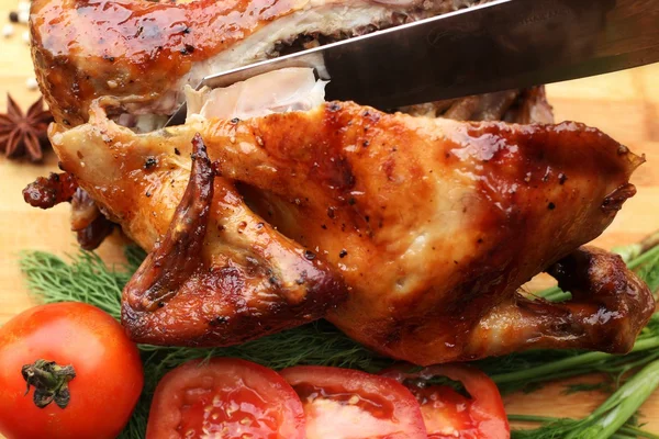 Whole roasted chicken with fresh vegetables — Stock Photo, Image