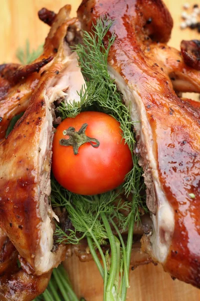 Ayam panggang utuh dengan sayuran segar — Stok Foto