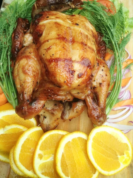 Whole roasted chicken with fresh vegetables — Stock Photo, Image