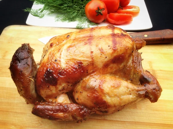 Whole roasted chicken with fresh vegetables — Stock Photo, Image