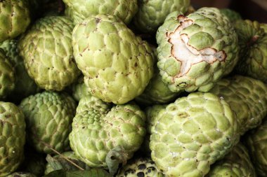 şeker elmaverduras en un mercado