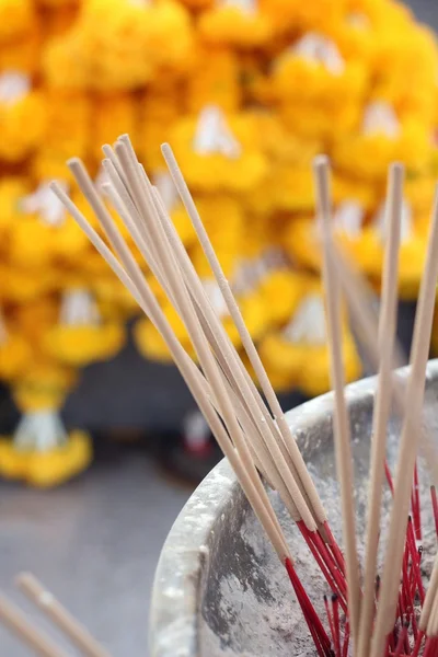 Bâtonnets d'encens brûlant et dans un autel — Photo