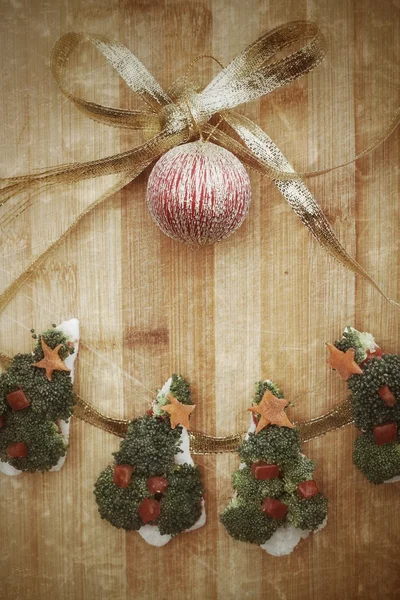 Árvore de Natal de brócolis de pão e tomates — Fotografia de Stock