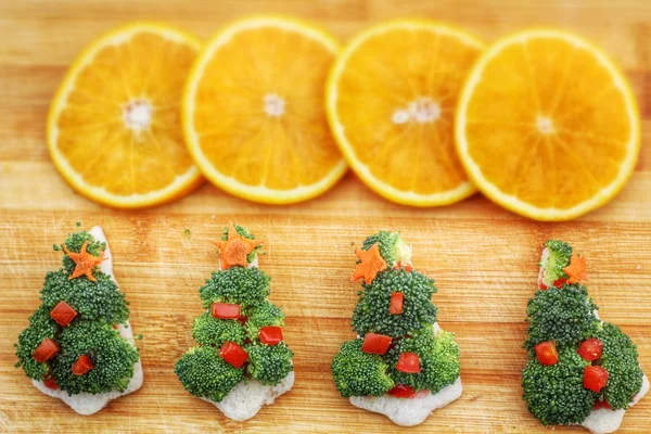 Kerstboom van brood broccoli en tomaten — Stockfoto