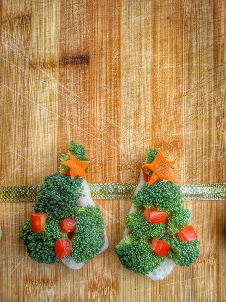 Kerstboom van brood broccoli en tomaten — Stockfoto