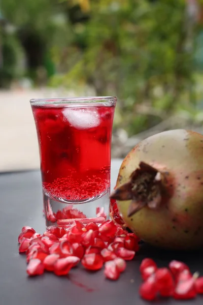 Suco de romã vermelho em um copo — Fotografia de Stock