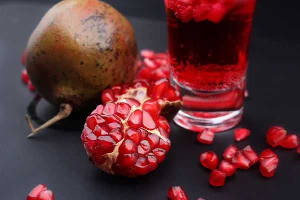 Suco de romã vermelho em um copo — Fotografia de Stock