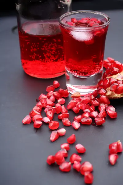 Rött granatäppeljuice i ett glas — Stockfoto
