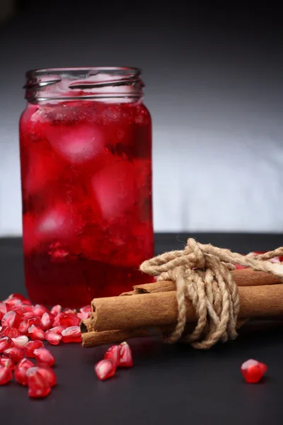 Suco de romã vermelho em um copo — Fotografia de Stock