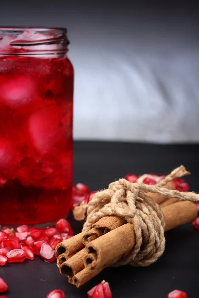 Suco de romã vermelho em um copo — Fotografia de Stock