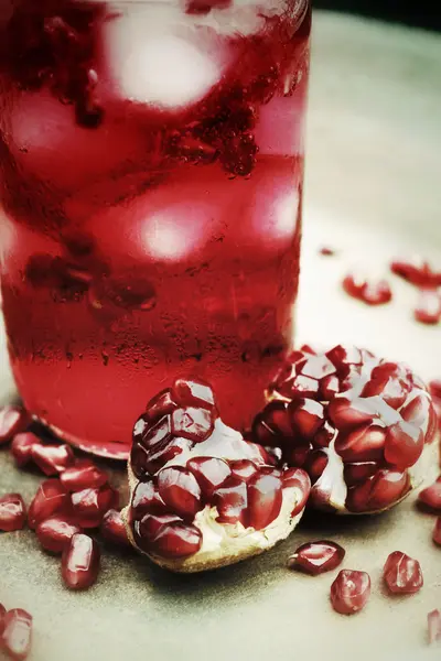 Suco de romã vermelho em um copo — Fotografia de Stock