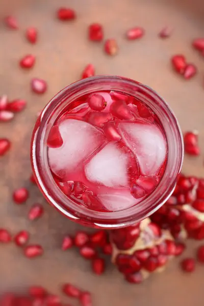 Suco de romã vermelho em um copo — Fotografia de Stock