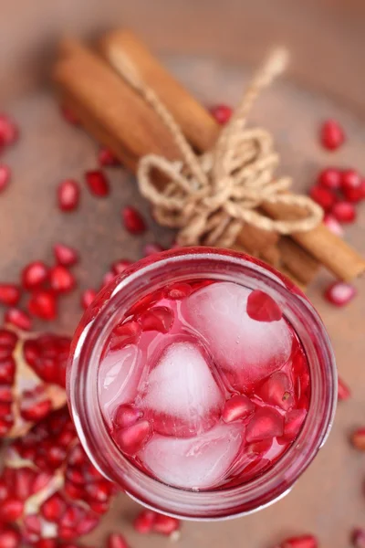 Zumo de granada roja en un vaso — Foto de Stock