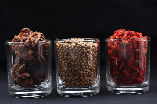 Kryddor och örter i glas — Stockfoto