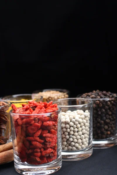Kryddor och örter i glas — Stockfoto