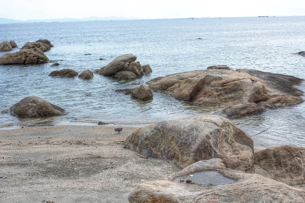 Скелясте узбережжя на пляжі — стокове фото