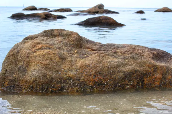 Costa rocciosa sulla spiaggia — Foto Stock