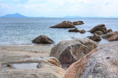 Sahilde kayalık sahil