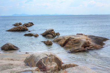 Sahilde kayalık sahil