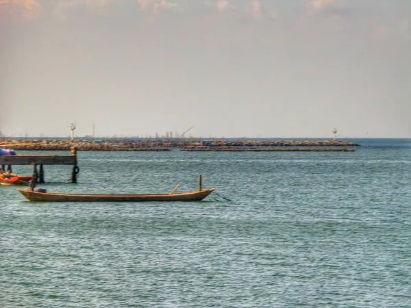 Fischerboot schwimmt — Stockfoto