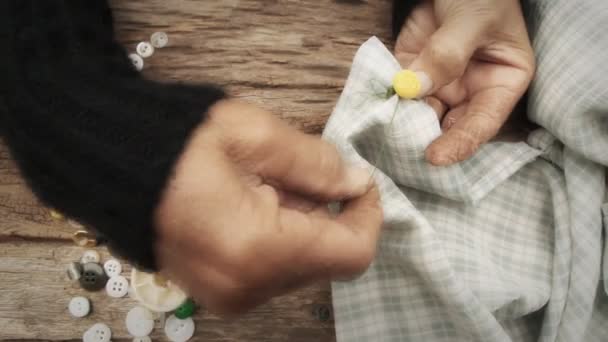 Botón de costura femenina — Vídeo de stock