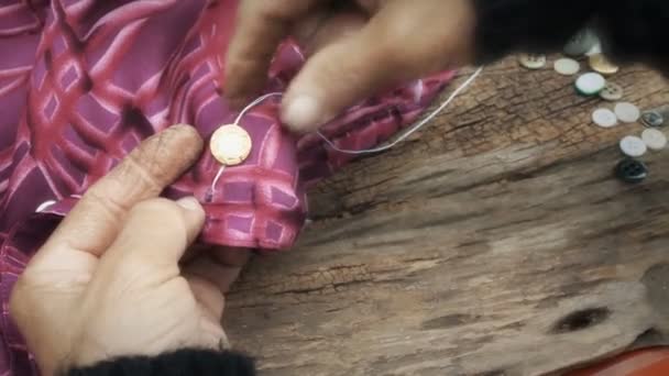 Θηλυκό ράψιμο κουμπιού — Αρχείο Βίντεο