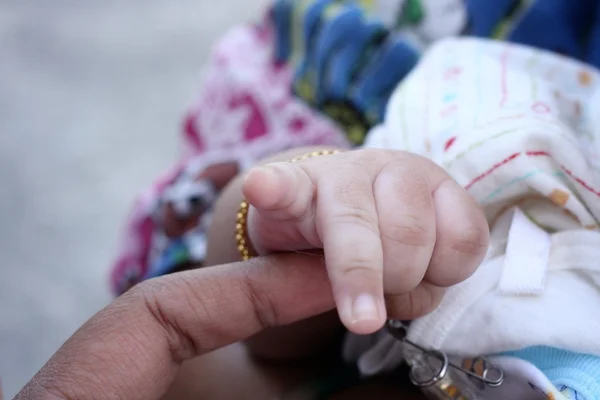 Hands of mother and baby — Stock Photo, Image