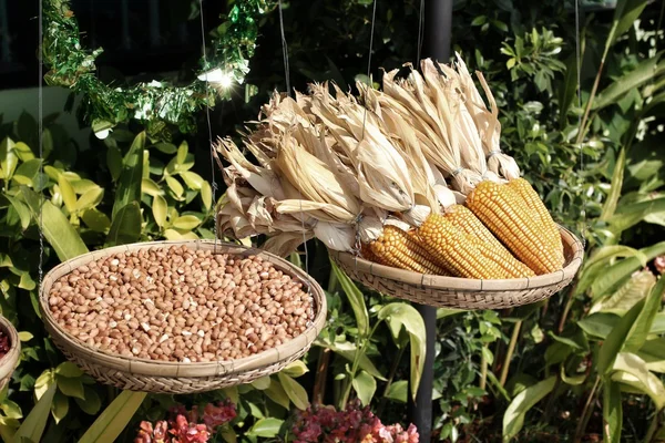 Oříšky a sušené kukuřičné — Stock fotografie