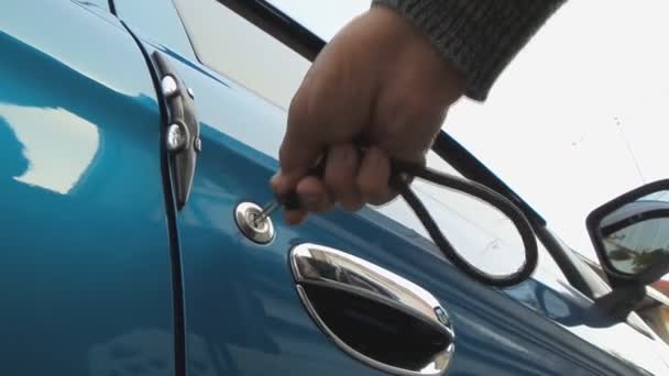 Unlocking a car door — Stock Video