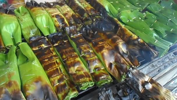 Sticky rice wrapped in banana leaves — Stock Video