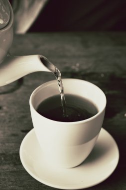 ahşap zemin üzerine sıcak çay