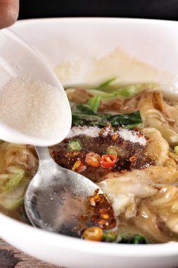 Kızarmış noodle ve sos