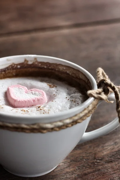 Warme chocolade met hartje roze marshmallow — Stockfoto