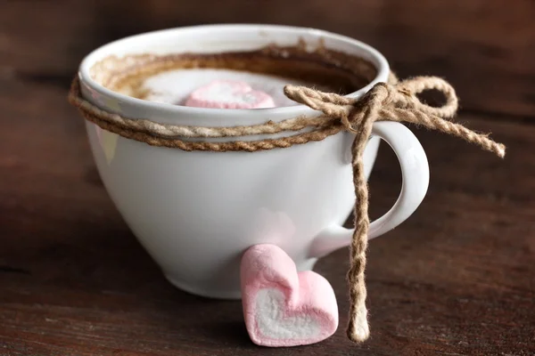 Chocolate quente com coração rosa marshmallow — Fotografia de Stock