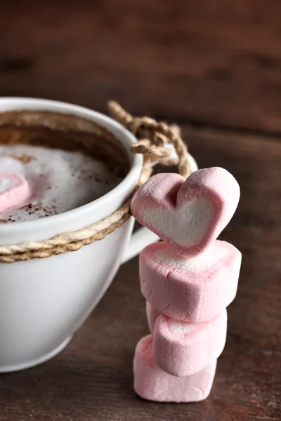 Warme chocolade met hartje roze marshmallow — Stockfoto