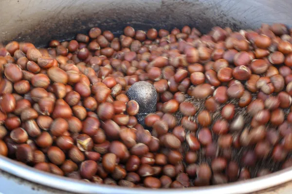 Roasting chestnuts — Stock Photo, Image