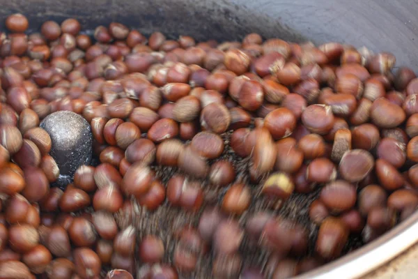 Roasting chestnuts — Stock Photo, Image