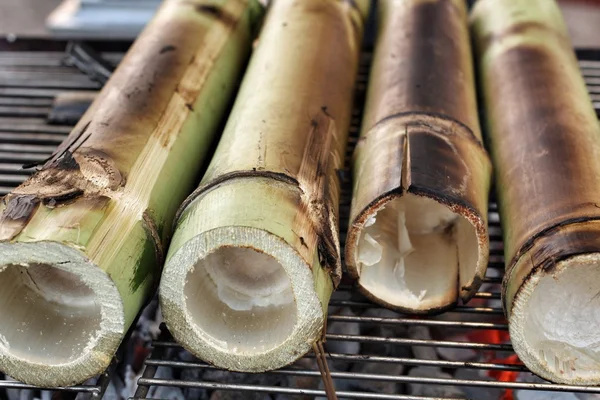 Рис, обжаренный в бамбуке — стоковое фото