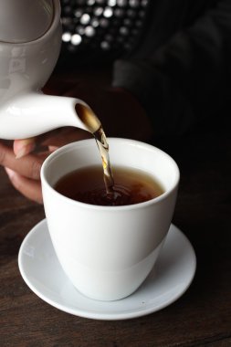 ahşap zemin üzerine sıcak çay